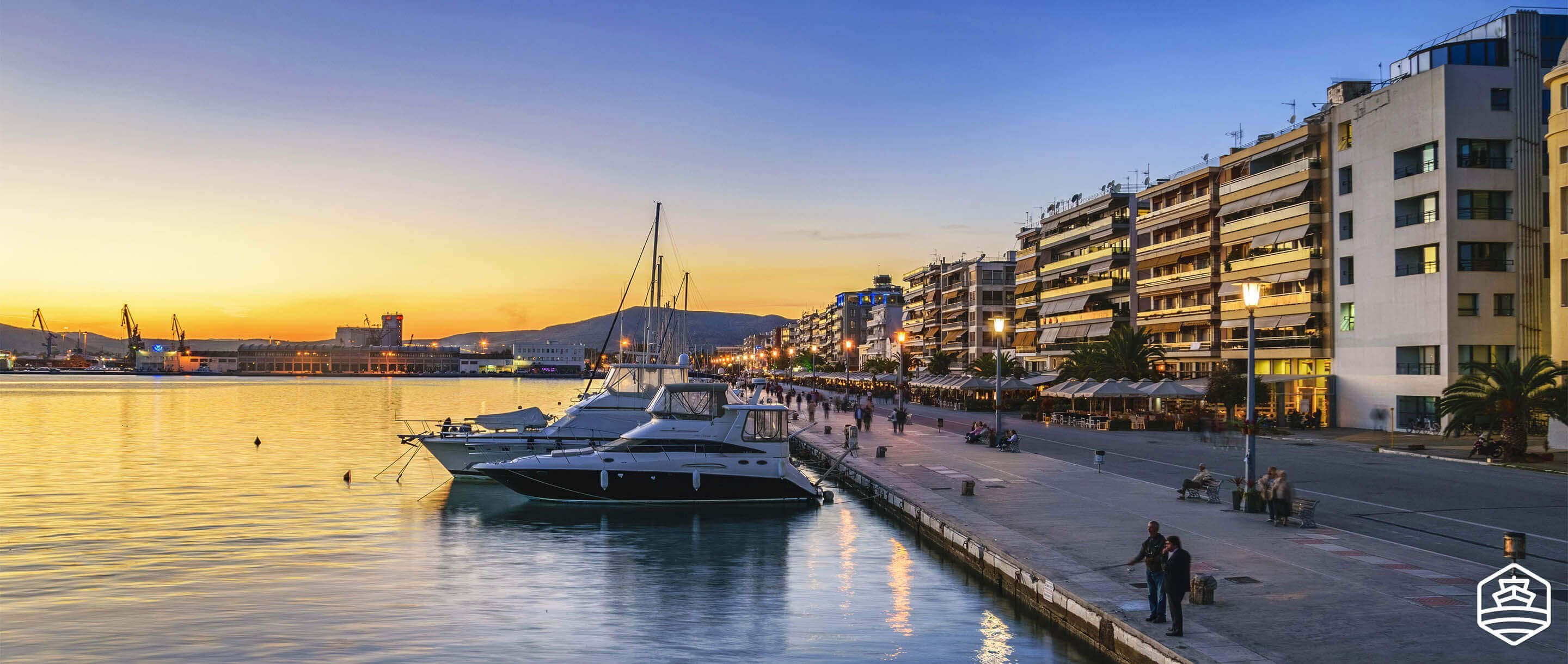 La célèbre promenade de la plage de la ville de Vólos avec toutes les tavernes