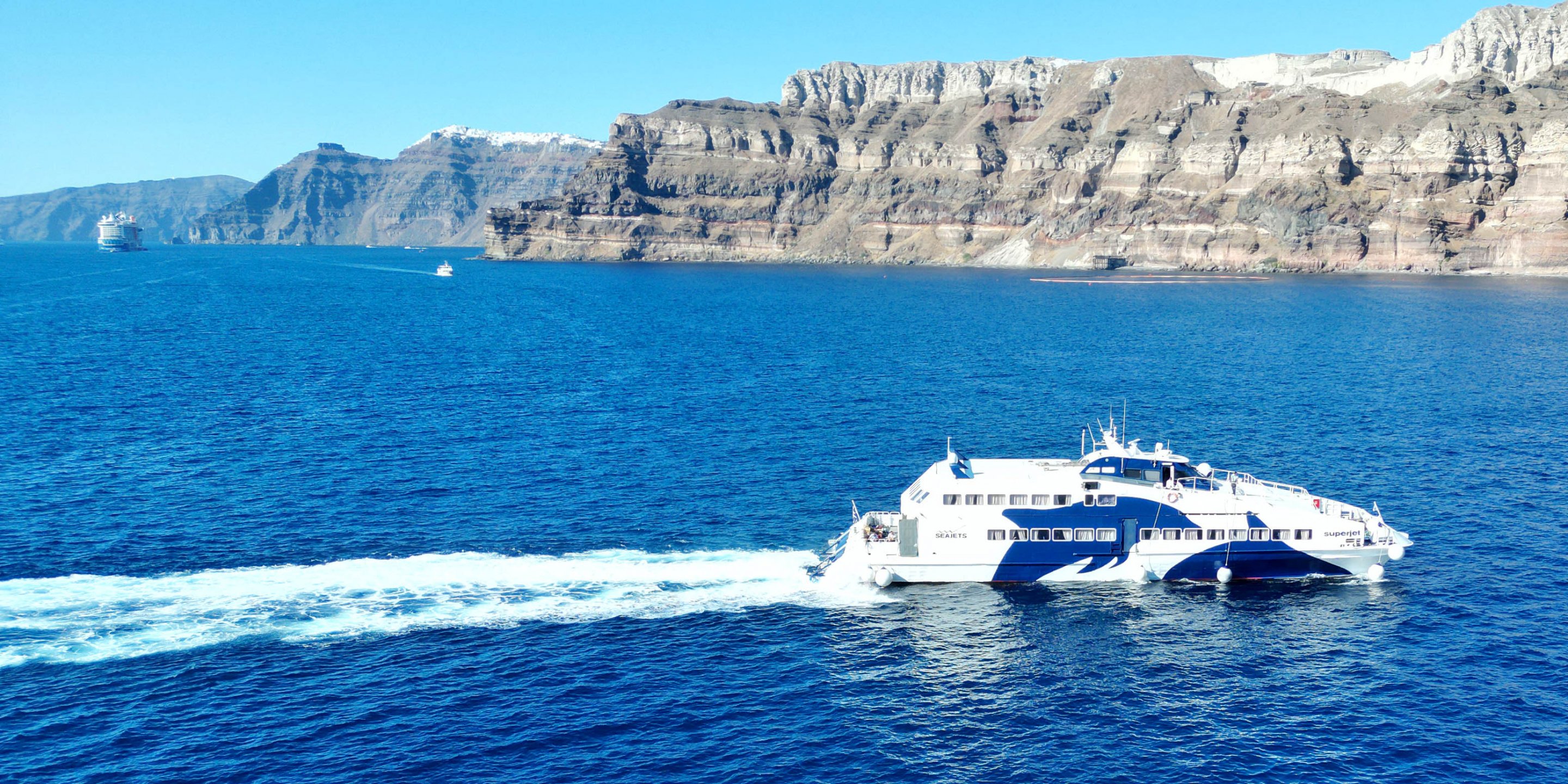 Die kleine Hochgeschwindigkeitsfähre Super Jet von Seajets bei der Ankunft im Hafen von Santorin