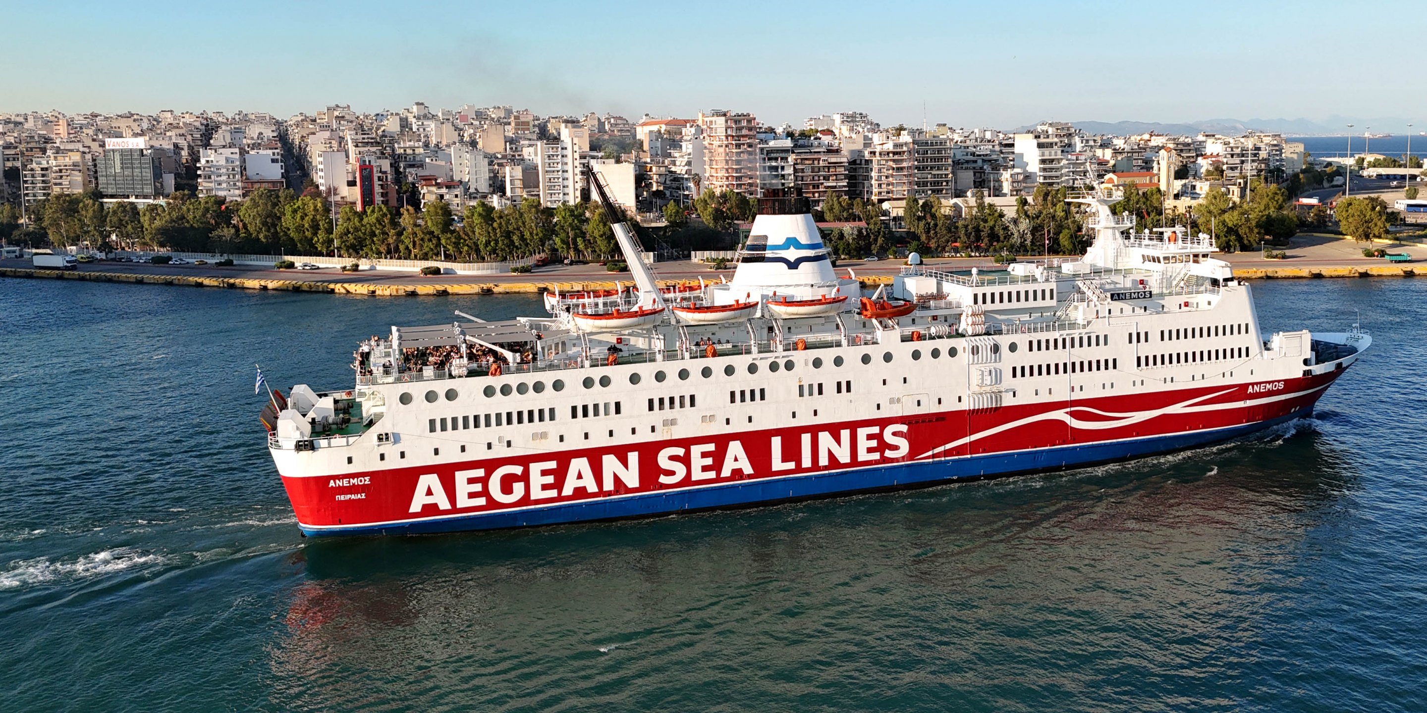 Die Fähre Anemos der Aegean Sea Lines fährt vom Hafen von Piräus in Athen nach Serifos