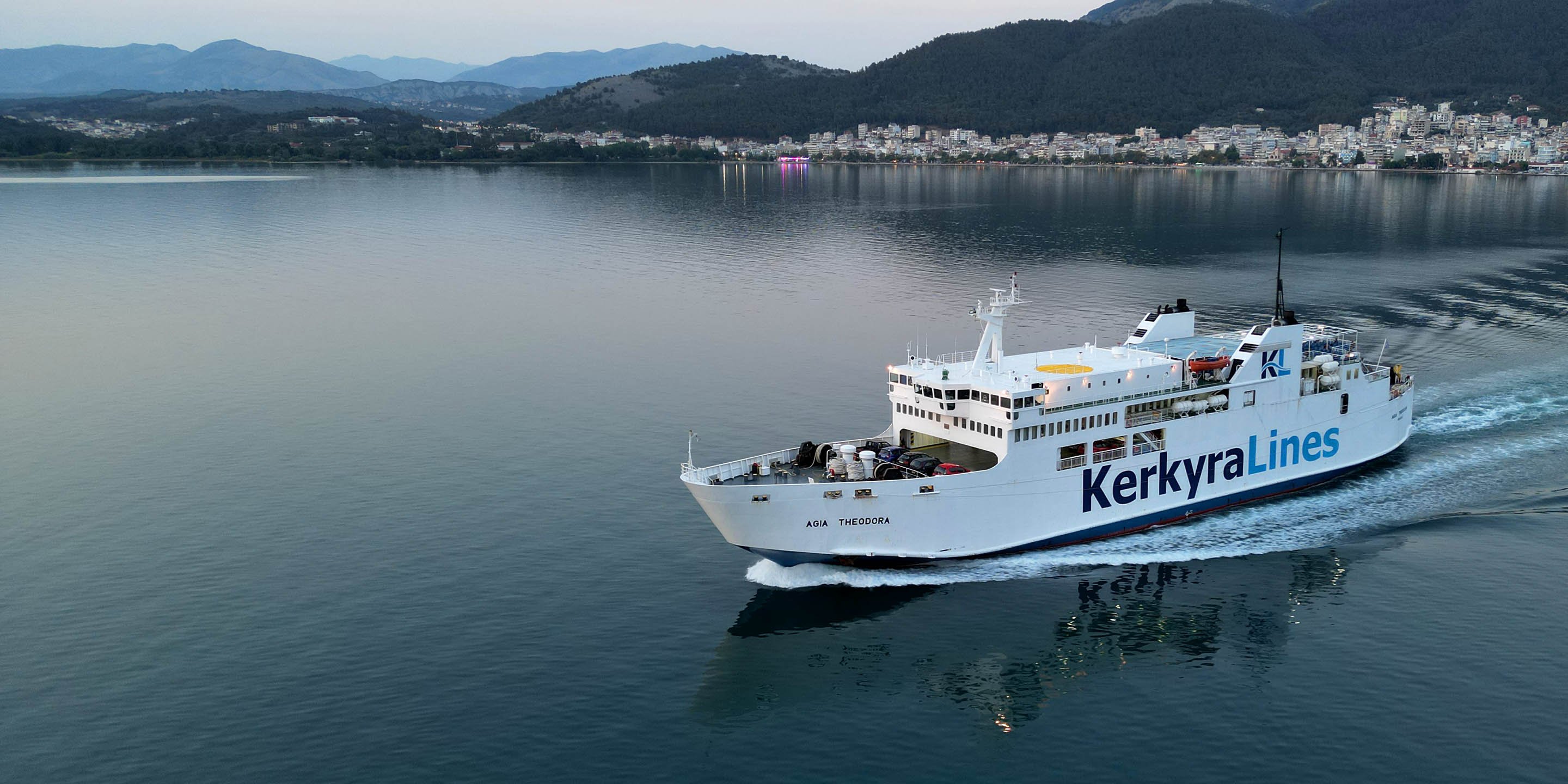 Il traghetto convenzionale Agia Theodora della Kerkyra Line in partenza dal porto di Igoumenitsa per Corfù