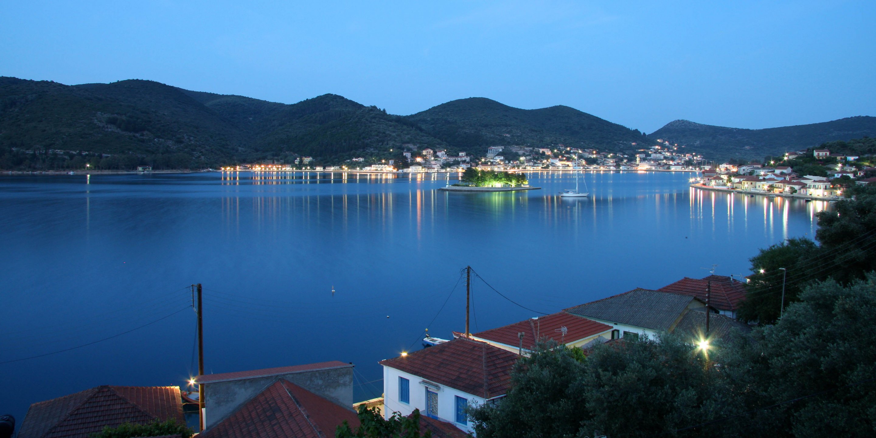 Vue nocturne du golfe de Vathy