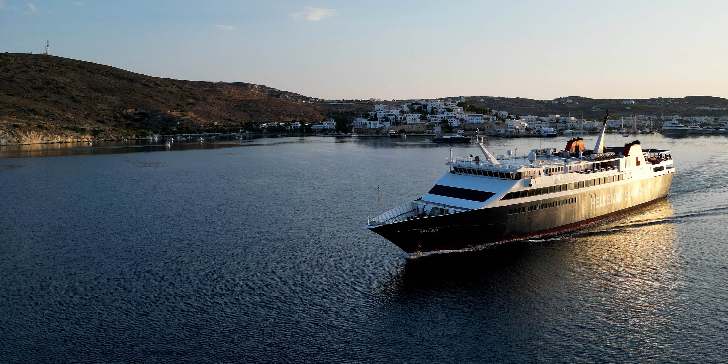 The ferry Artemis of Hellenic Seaways getting from Milos to Paros