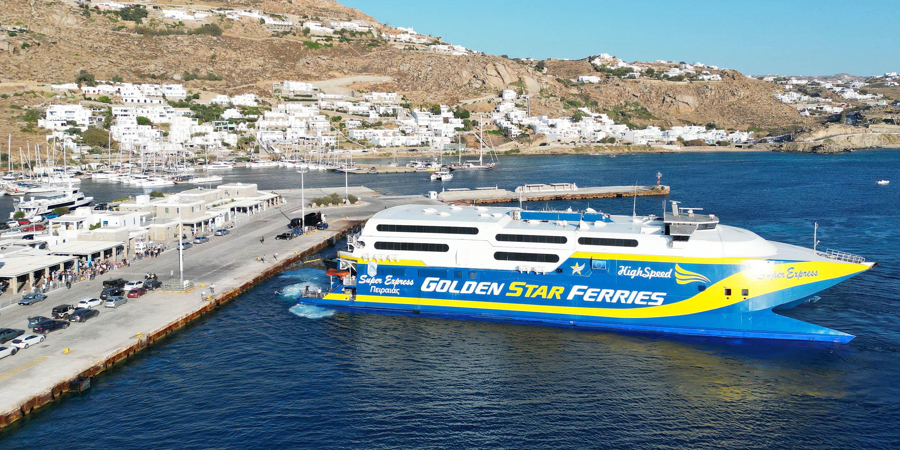 Le ferry à grande vitesse SuperExpress de Golden Star Ferries quitte Mykonos pour Tinos