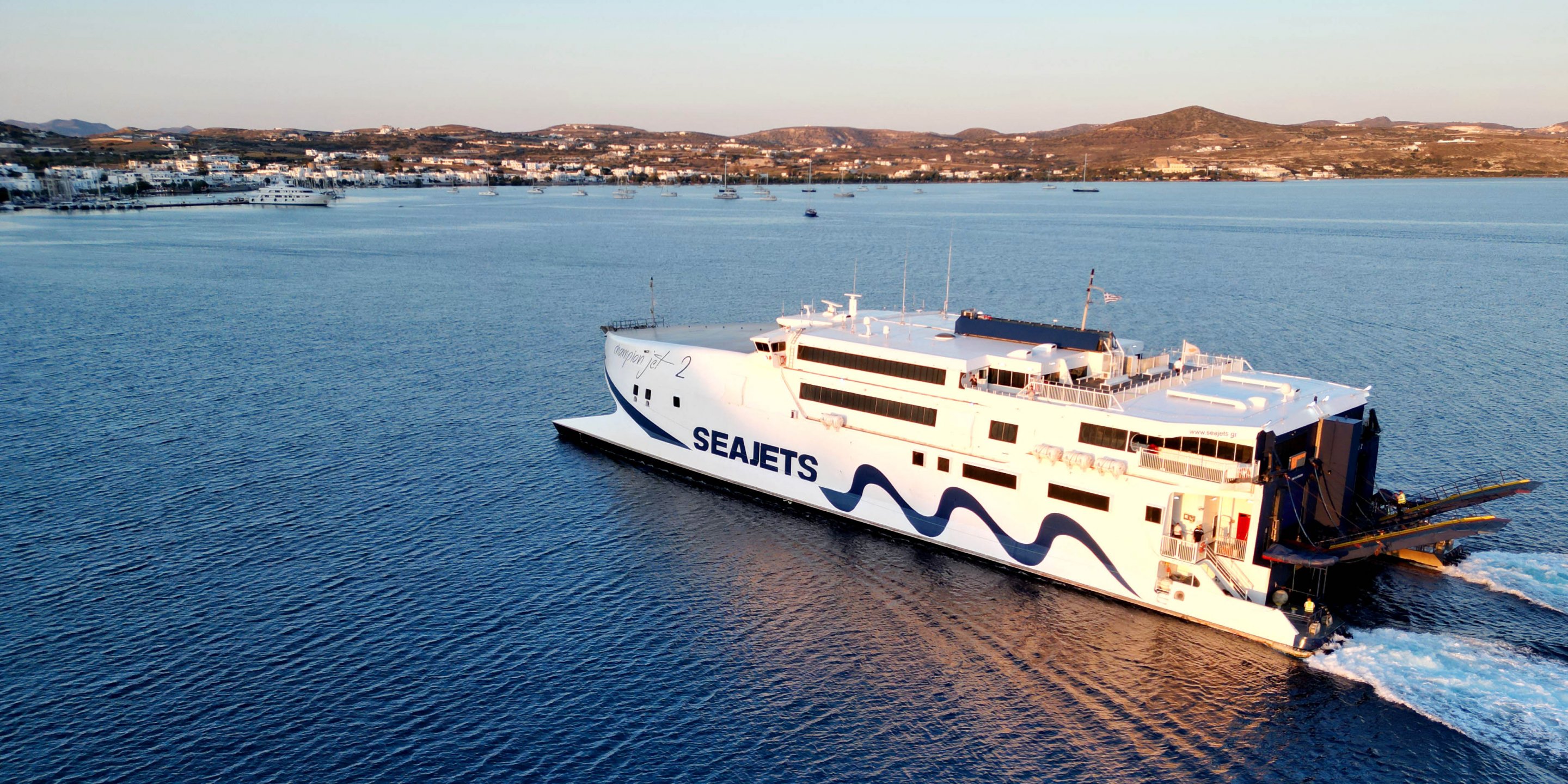 Le ferry à grande vitesse Champion Jet 2 arrive à Milos depuis Sifnos