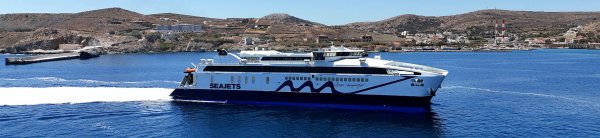 Le ferry Olympic Champion Jet arrive à Syros