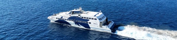 Le petit ferry à grande vitesse Super Jet de Seajets quitte le port de Santorin